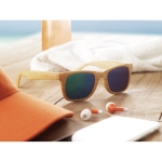 Wood effect sunglasses with mirrored lenses, UV400 protection wood colour ambient view