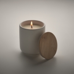 Plant wax candle with linen scent and bamboo lid white colour second photographic view