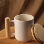 Porcelain mug with lid and double bamboo handle, 320 ml white colour ambient view